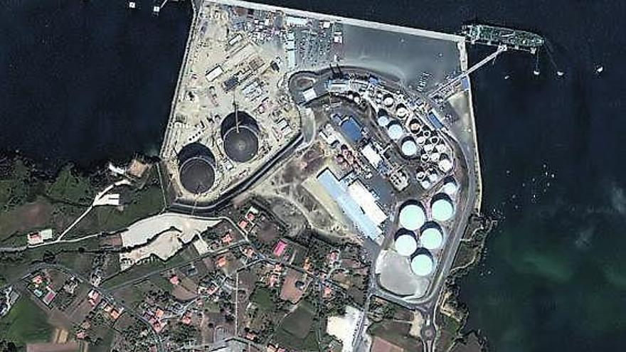 Imagen aérea de la planta de Reganosa en Mugardos. / la opinión