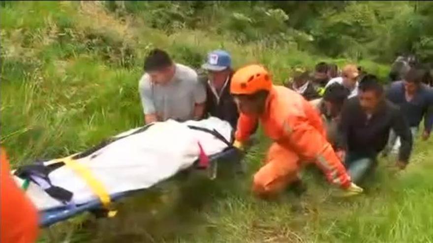 Trece muertos tras quedar sepultado bajo tierra el autocar en el que viajaban en Colombia