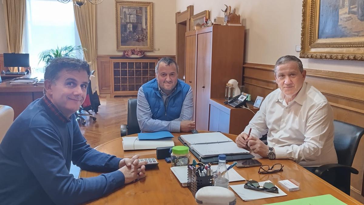 Responsables de la Diputación y del Ayuntamiento de Cobreros en una reunión de trabajo.