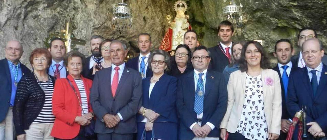 participantes en la ofrenda a la Santina, el pasado martes, en Covadonga.