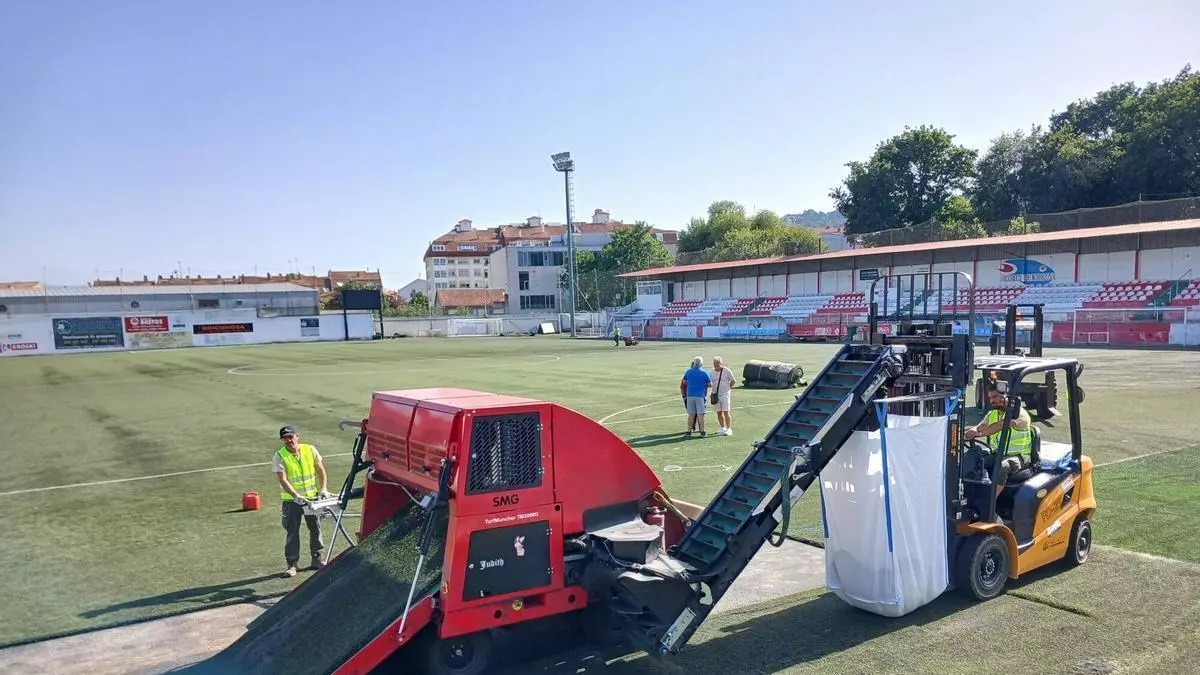 La obra del campo de O Morrazo comienza con el desmontaje del césped y la previsión de finalizar los trabajos en la última semana de junio