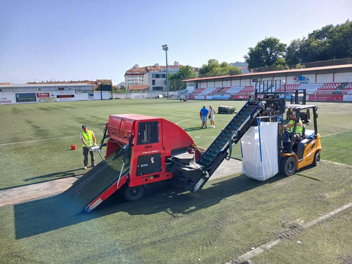 RETIRADA HIERBA SINTETICA PARA RENOVACION EN CAMPO FUTBOL O MORRAZO CANGAS