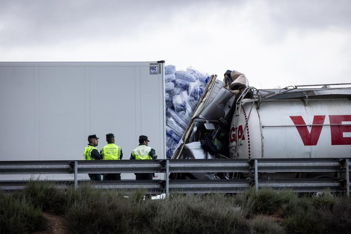 En imágenes | Accidente entre cinco camiones en la A-68 que ha obligado a cortar la autovía En imágenes | Accidente entre cinco camiones en la A-68 que ha obligado a cortar la autovía