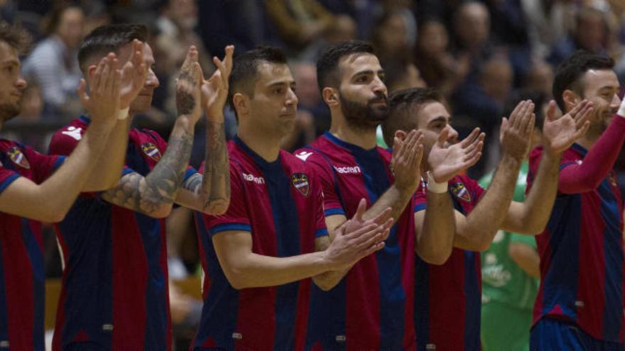 Los jugadores del Levante UD FS saludan a sus aficionados