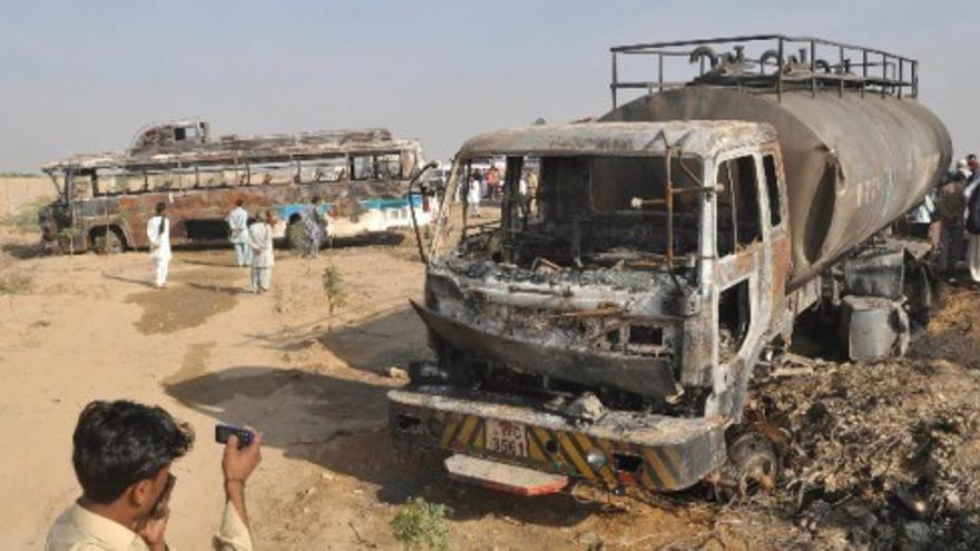 El choque entre un autobús y un camión cisterna deja decenas de muertos en Pakistán