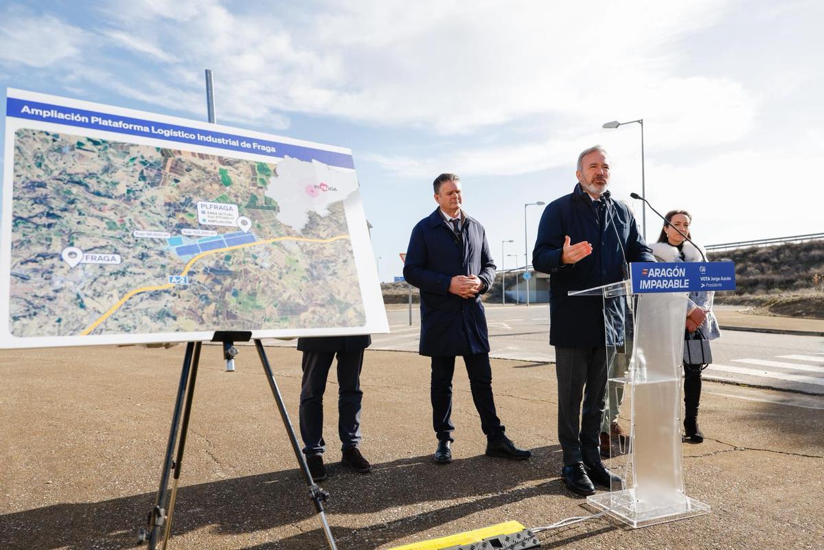 El candidato del PP, Jorge Azcón, en Fraga.