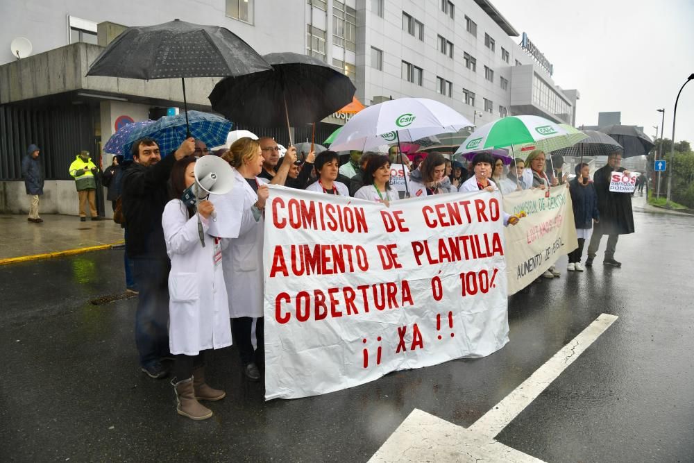 Protesta en defensa de la sanidad frente al Hospital de A Coruña