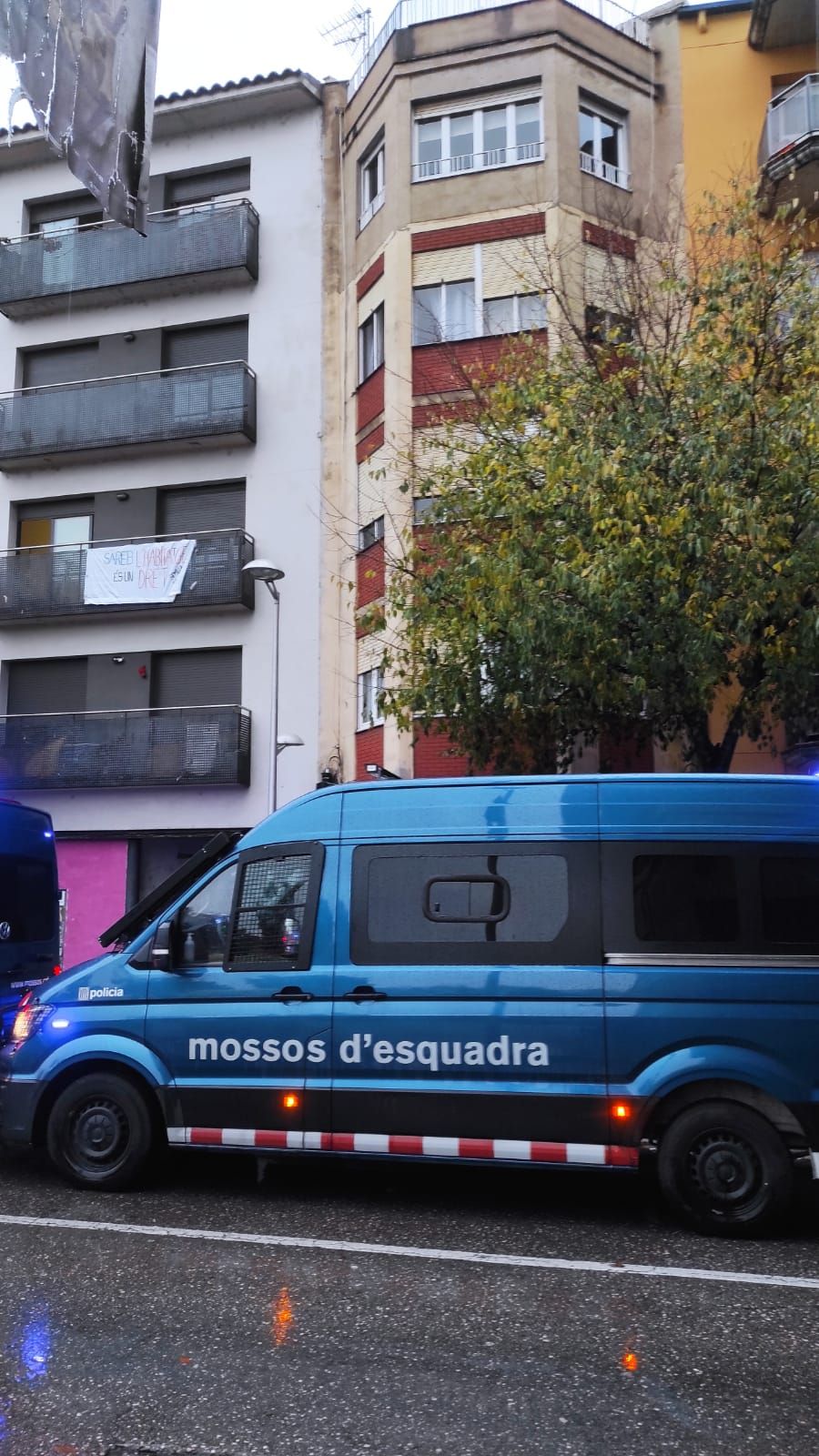 Tallat l'accés al carrer del Carme per protestar contra uns desnonaments