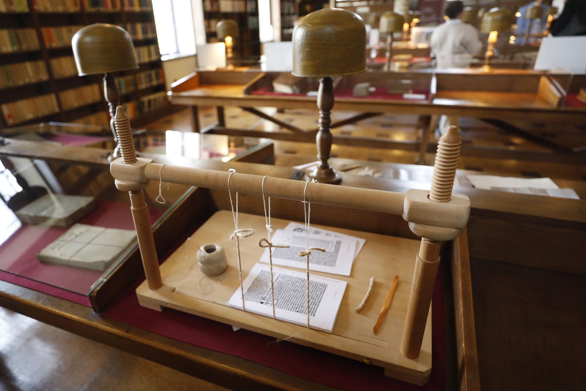 La maravillosa historia que se esconde en la encuadernación de los libros del fondo antiguo del Seminario de Oviedo