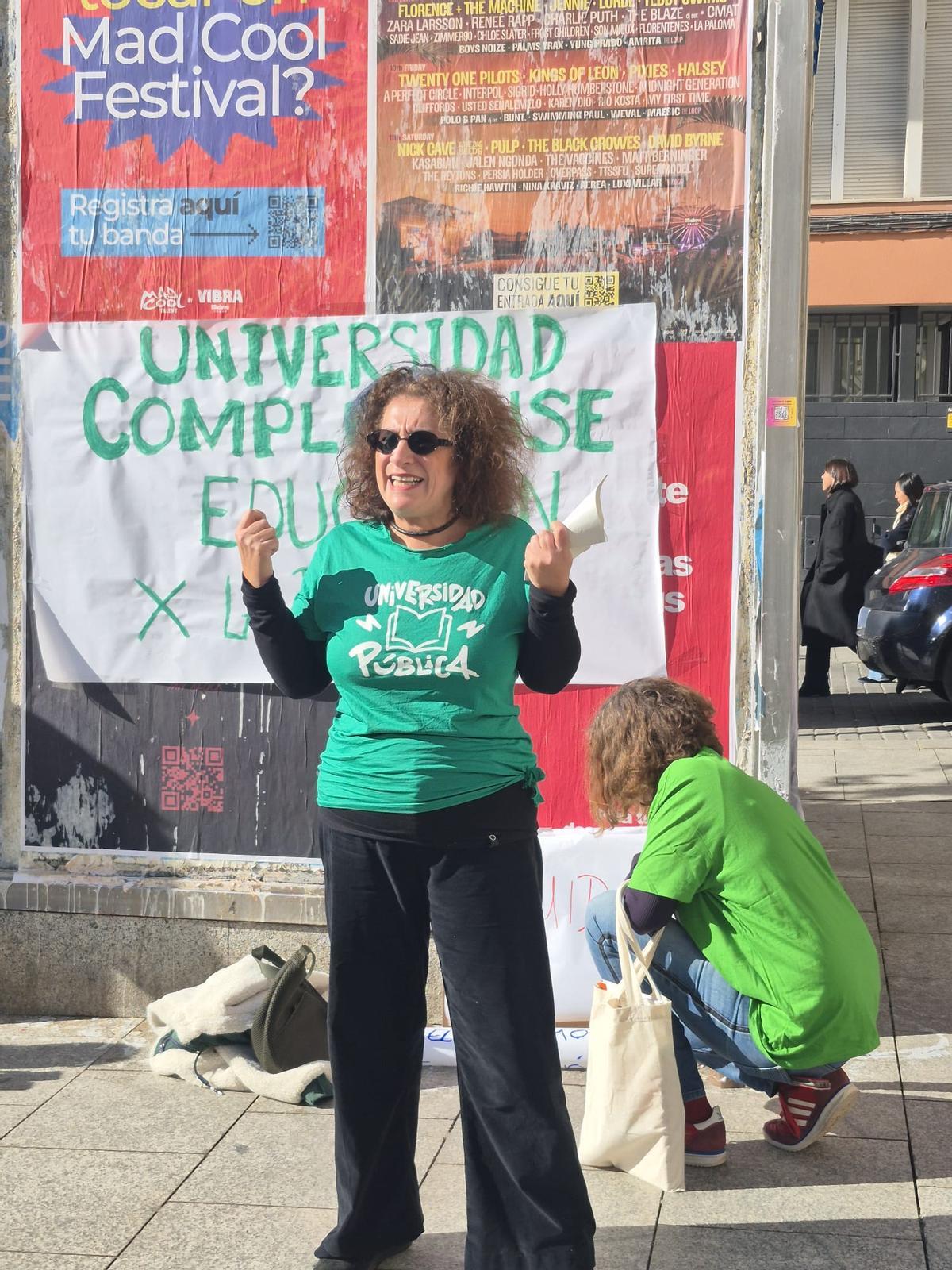 Mercedes, doctora en educación y licenciada en pedagogía, lleva 26 años dando clase en la Universidad Complutense de Madrid.