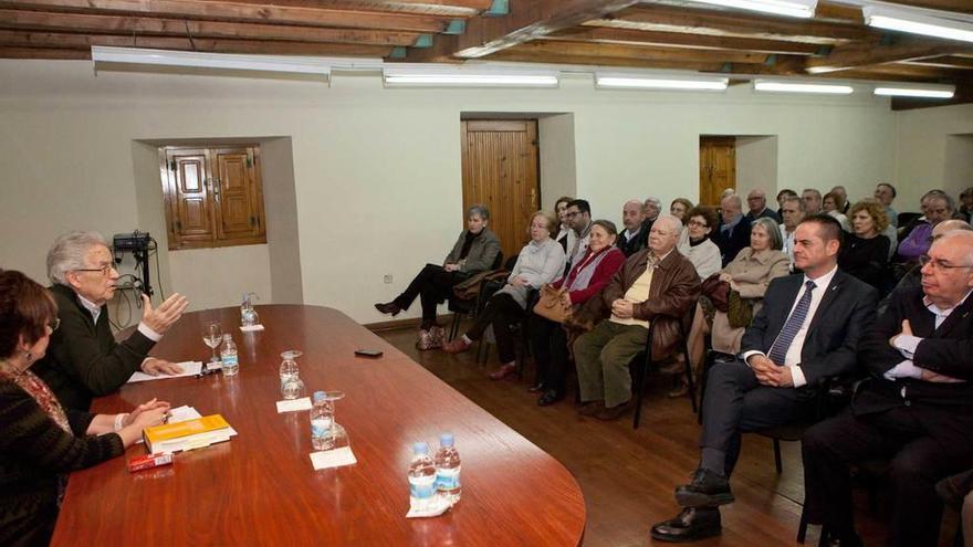 Santos Juliá, a la izquierda, durante la conferencia que impartió en la Casa de la Buelga.