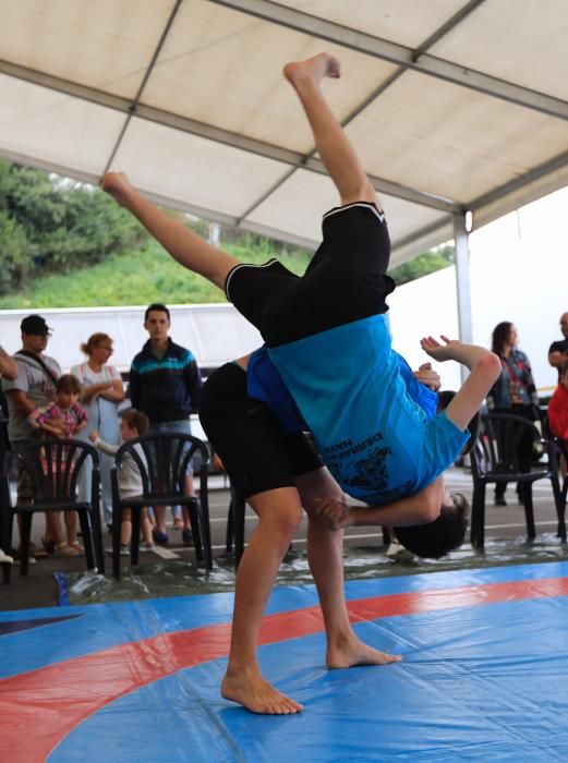 Demostración de lucha valtu en las fiestas de Llaranes