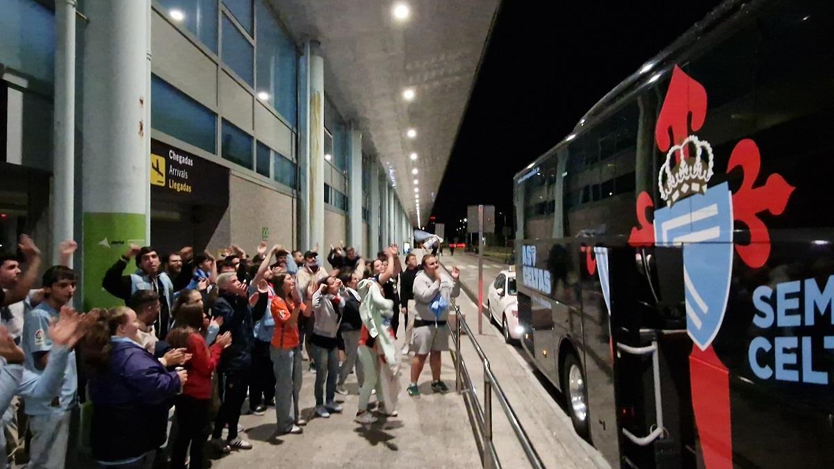 Aficionados del Celta despiden a los jugadores