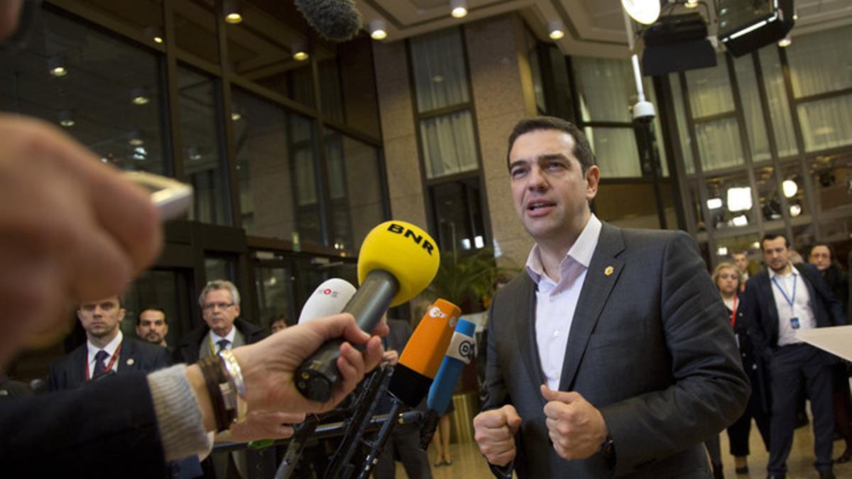 Alexis Tsipras habla con la prensa en un receso de la cumbre europea, este jueves en Bruselas.