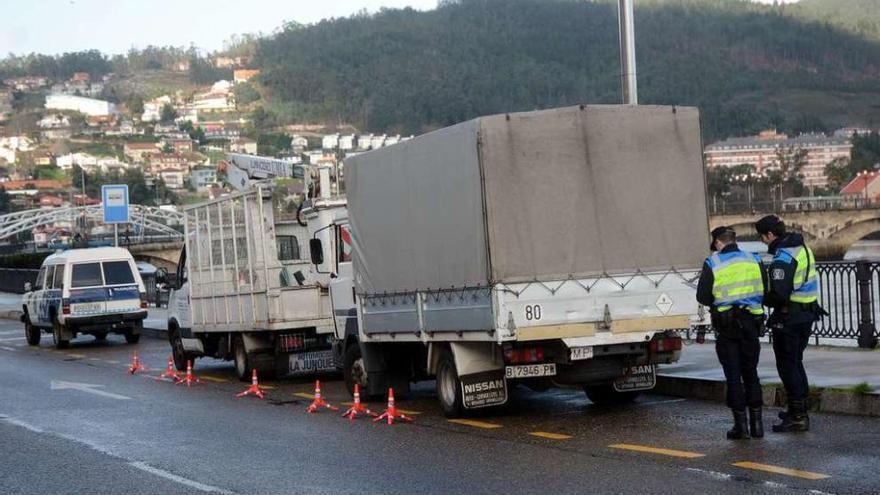 Uno de los controles de esta campaña realizado ayer por la Policía Local de Pontevedra. // Rafa Vázquez