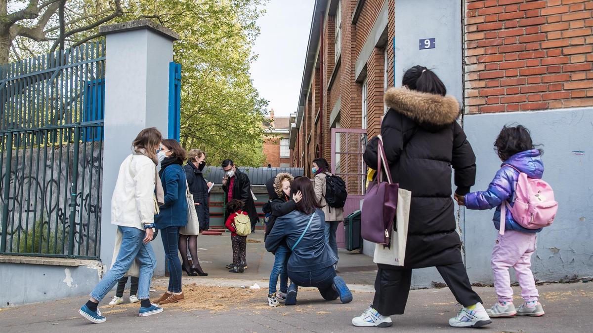 Alumnos entran en un colegio