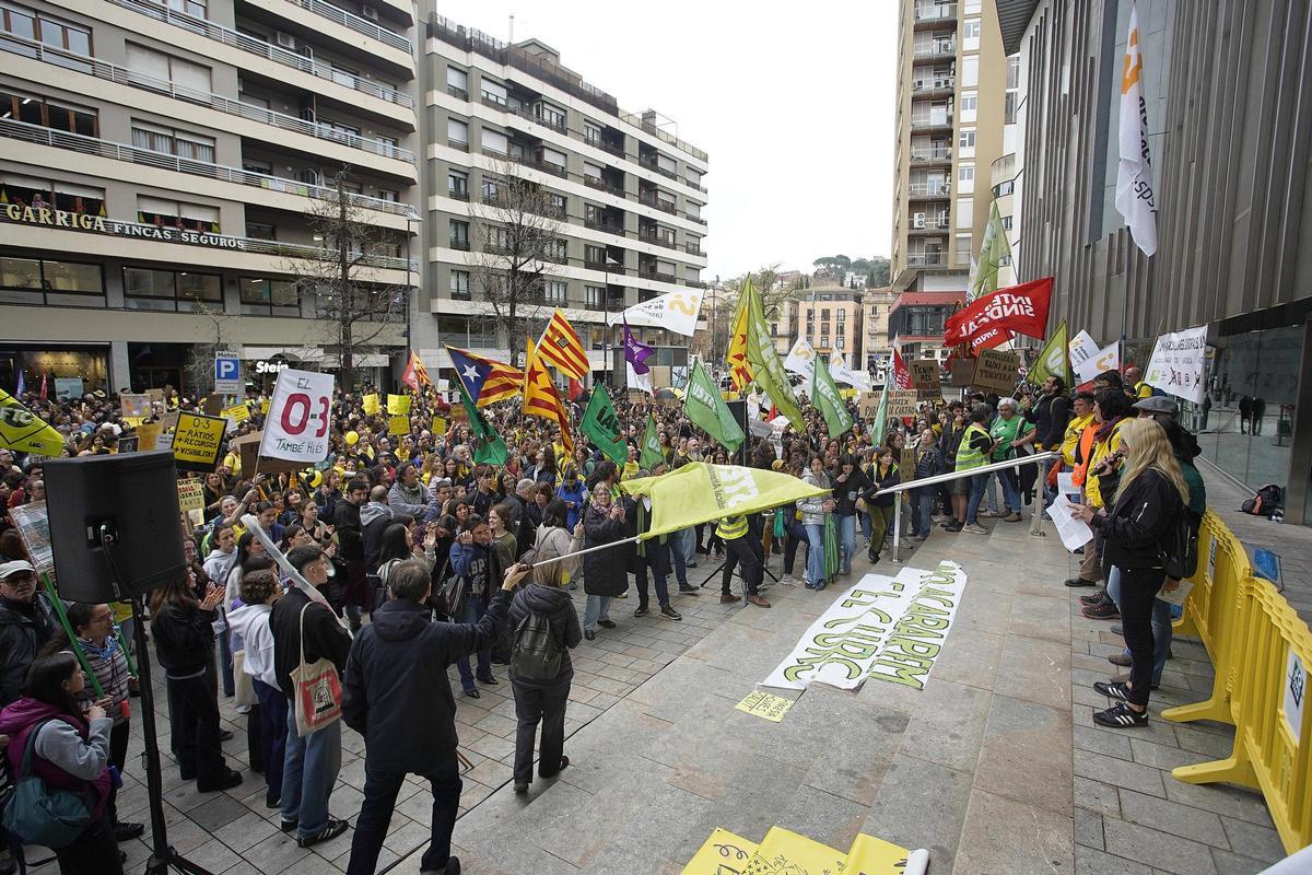 Les imatges de la protesta dels docents davant de la Generalitat a Girona