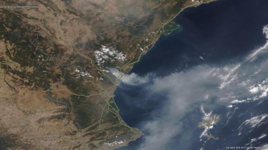 El incendio forestal en la Vall d'Uixó se adentra en la sierra de Espadán, según imágenes de satélite