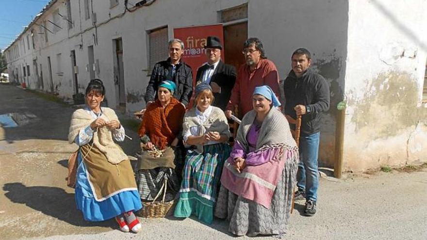 A dalt i a l&#039;esquerra, Gil Ariso, amb Pesarrodona i Mata, entre figurants