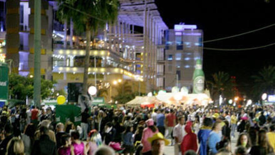 El Carnaval se celebra sin mogollones y sólo con chiringuitos de estudiantes