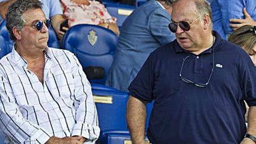 Enrique Ortiz y Juan Carlos Ramírez, con gesto serio, en Ponferrada, en el último partido de la promoción del curso pasado.