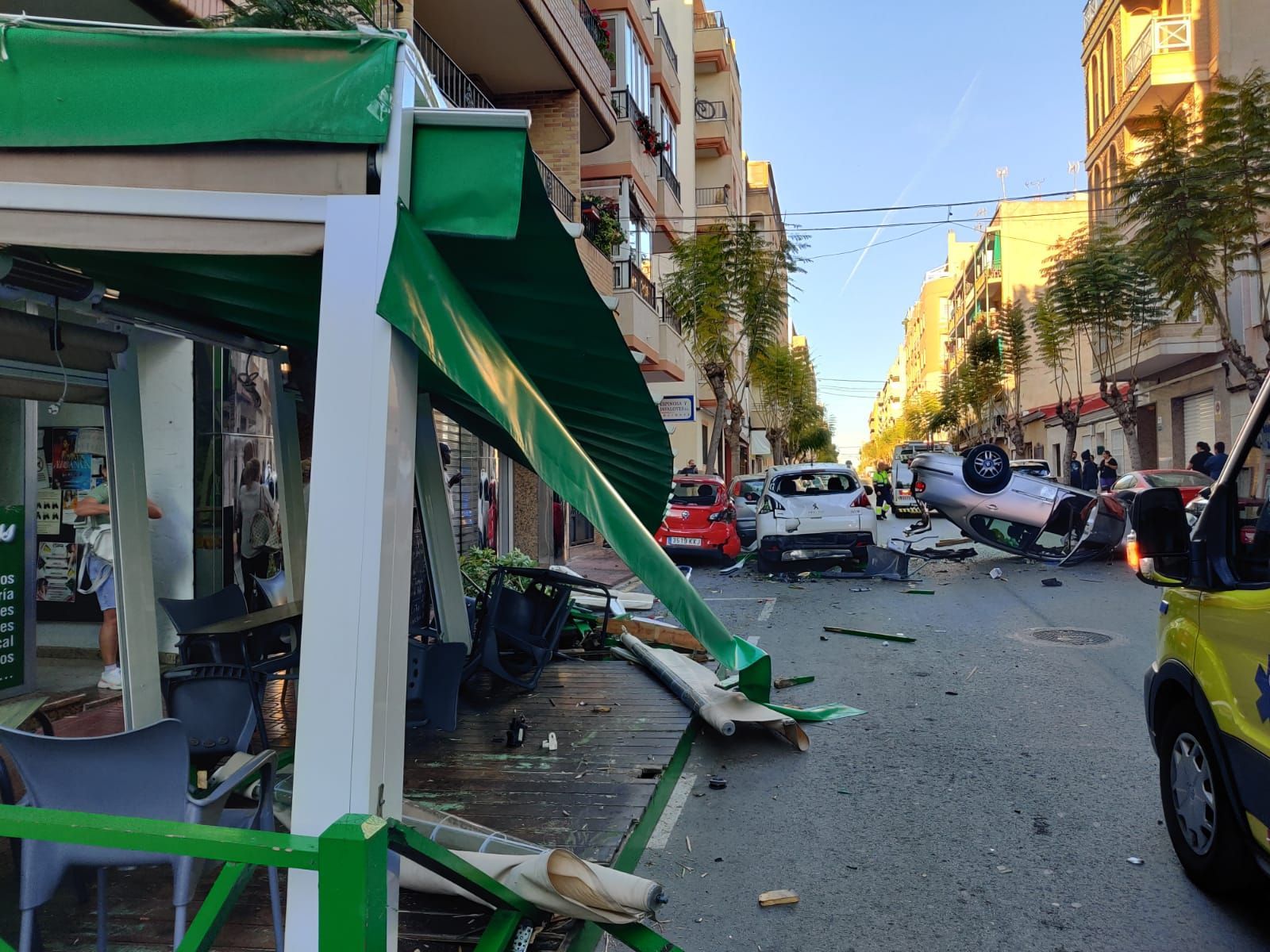 Tres heridos leves, siete coches con daños y una terraza destrozada en un aparatoso accidente en la calle Caballero de Rodas, en el centro de Torrevieja