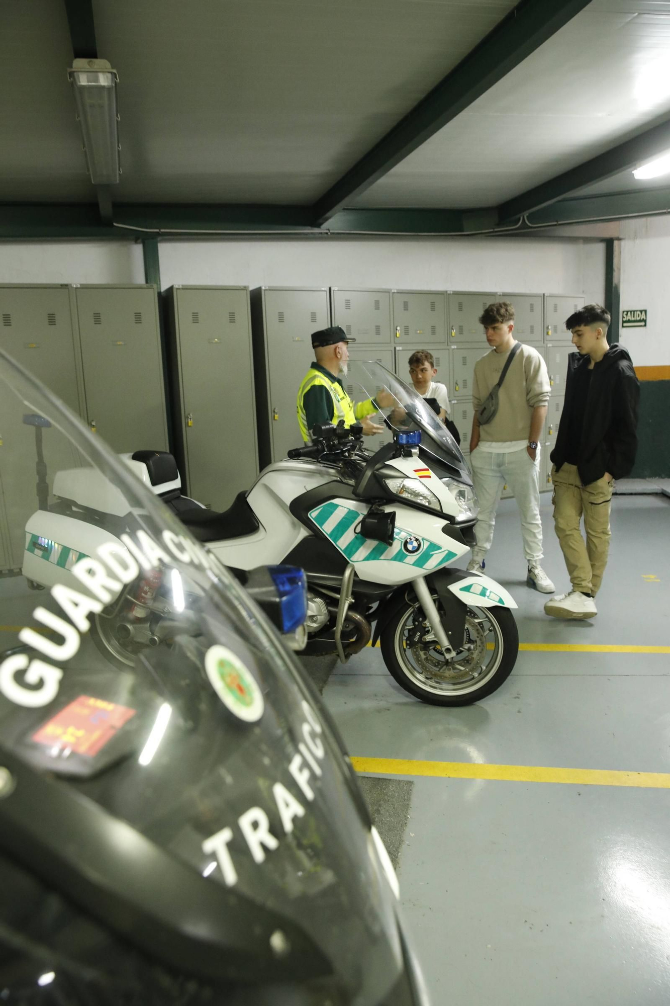 En imágenes: Los alumnos del Corazón de María de Gijón conocen cómo funciona cada unidad de la Guardia Civil