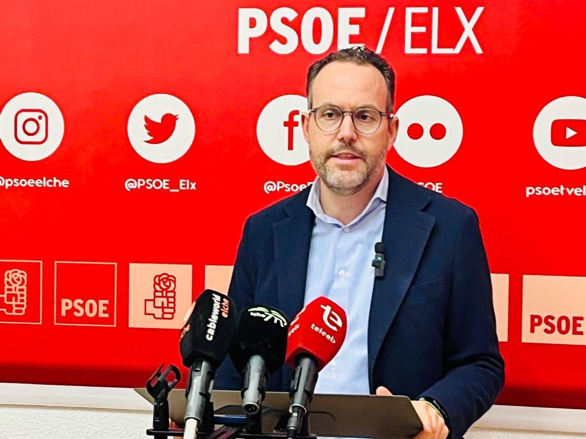 El portavoz del PSOE de Elche, Héctor Díez, durante su comparecencia este jueves