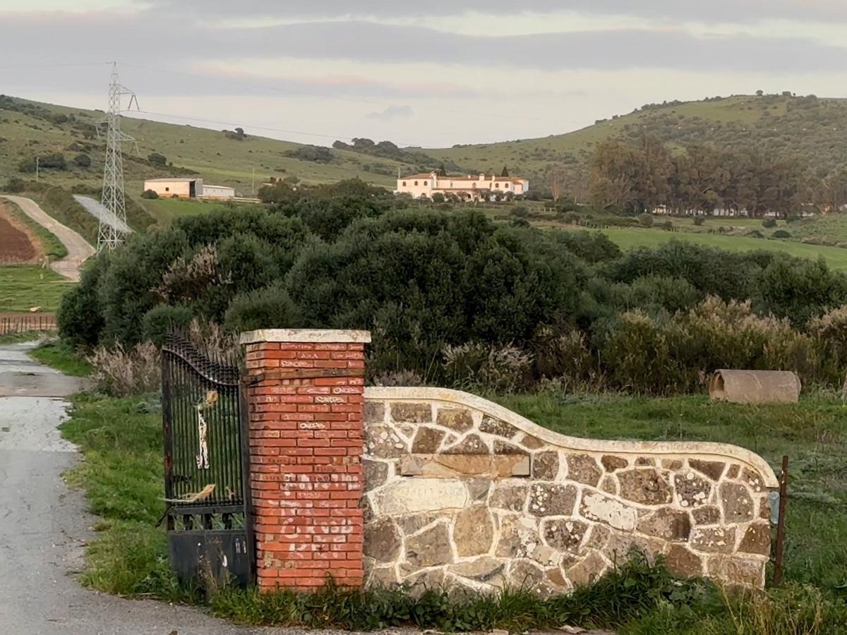 Entrada de la Finca Cantora sin su cartel