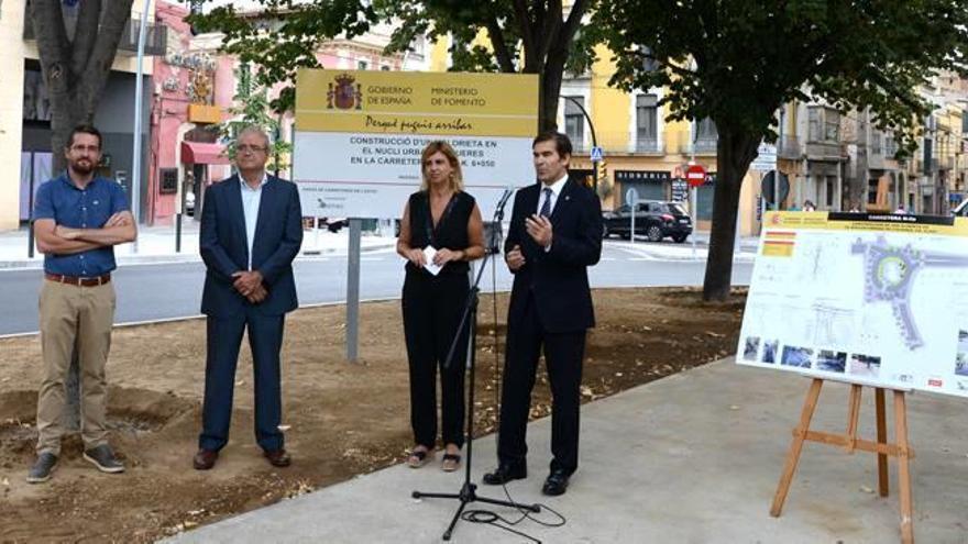 La inauguració de la nova rotonda, ahir al matí a Figueres.