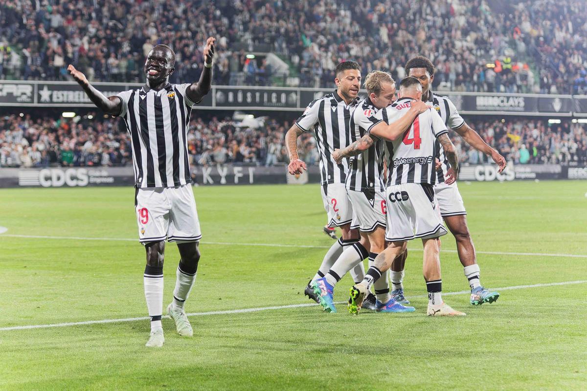 Los jugadores del Castellón celebran uno de los dos goles marcados por Suero ante el Almería el viernes.