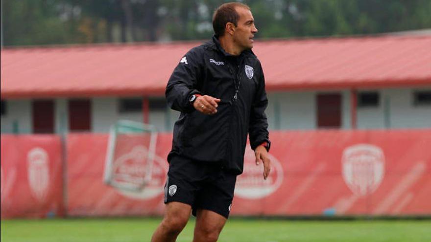 Eloy Jiménez, técnico del CD Lugo, durante un entrenamiento.