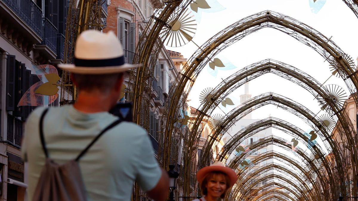 Las luces de Navidad ya asoman en la calle Larios