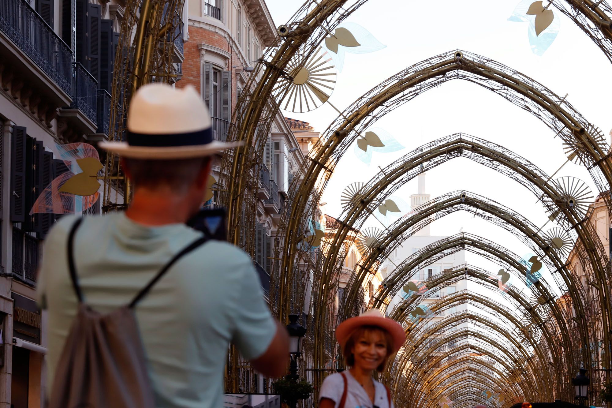 La estructura de las luces de Navidad, ya colocada en la calle Larios.