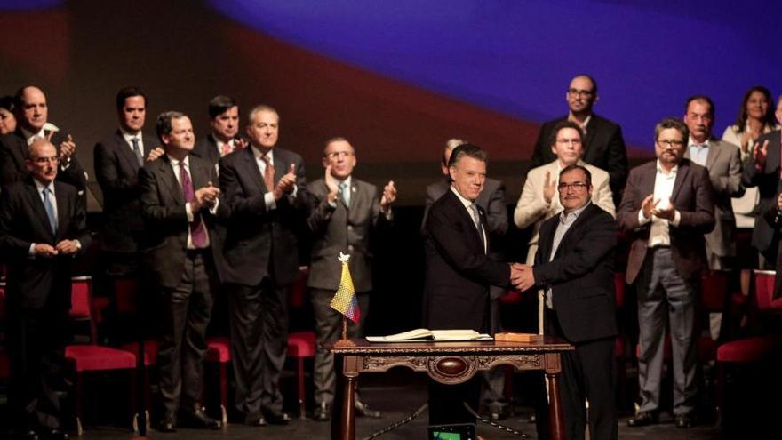 El expresidente de Colombia Juan Manuel Santos y Rodrigo Londoño, junto al resto del alto mando de las extintas FARC en la firma de los acuerdos de paz de 2016.