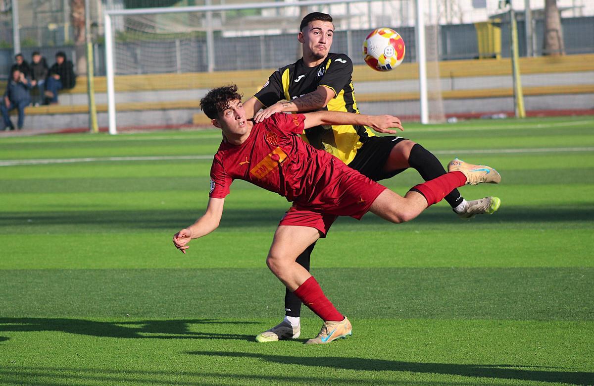 Juanma Barrero y Adrián Gómez pelean un balón en la Ciudad Deportiva.