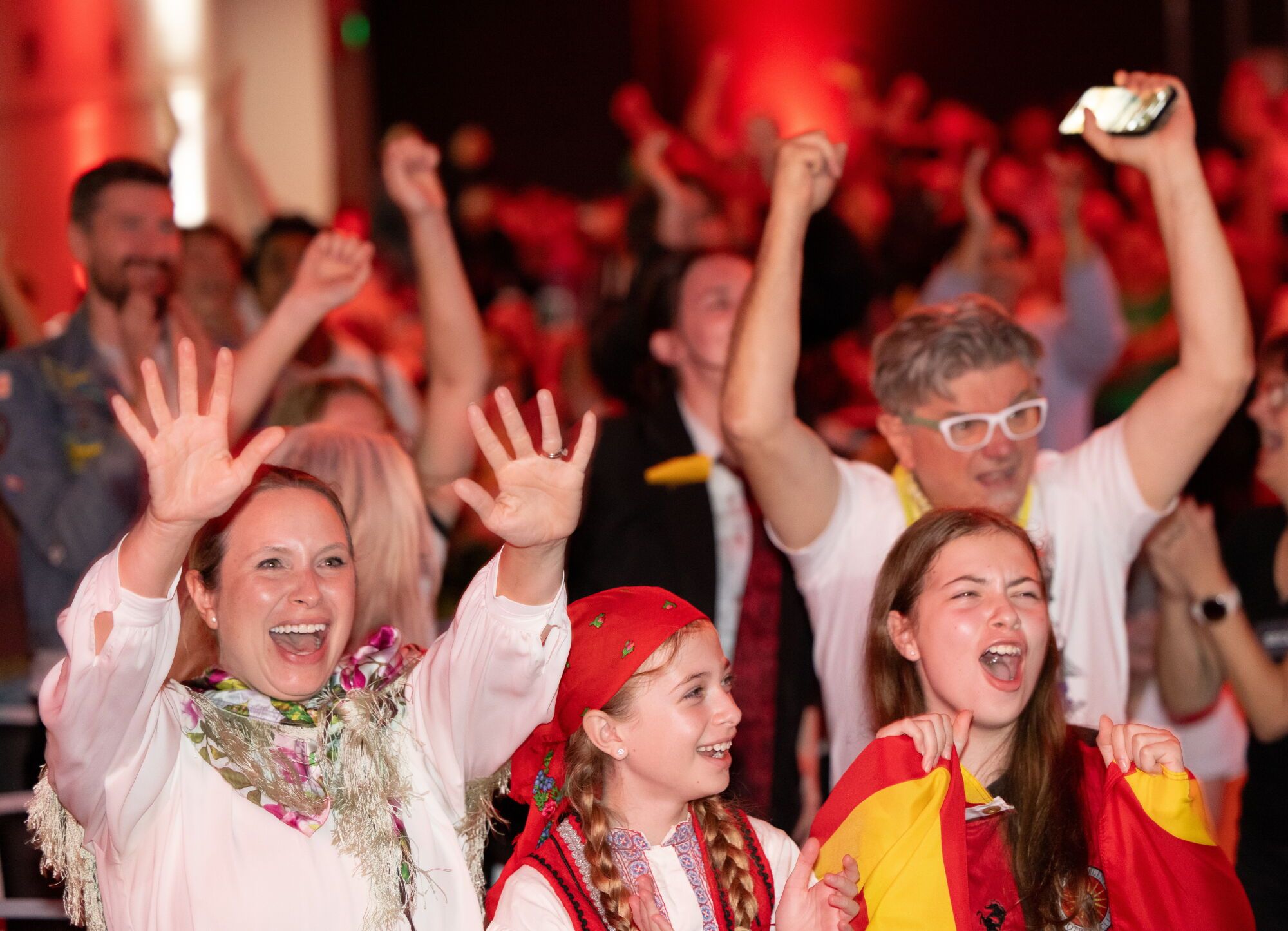 SYDNEY (Australia), 18/05/2025.- Fans react during a live watch party during the grand-final at the 69th Eurovision Song Contest (ESC) in Basel, Switzerland at Marana Auditorium in Sydney, Australia, 18 May 2025. (Suiza, Basilea) EFE/EPA/SITTHIXAY DITTHAVONG AUSTRALIA AND NEW ZEALAND OUT. AUSTRALIA AND NEW ZEALAND OUT