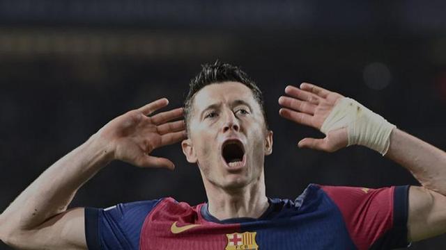 Lewandowski celebra un gol en un partit de la Champions de la campanya passada. | JORDI COTRINA