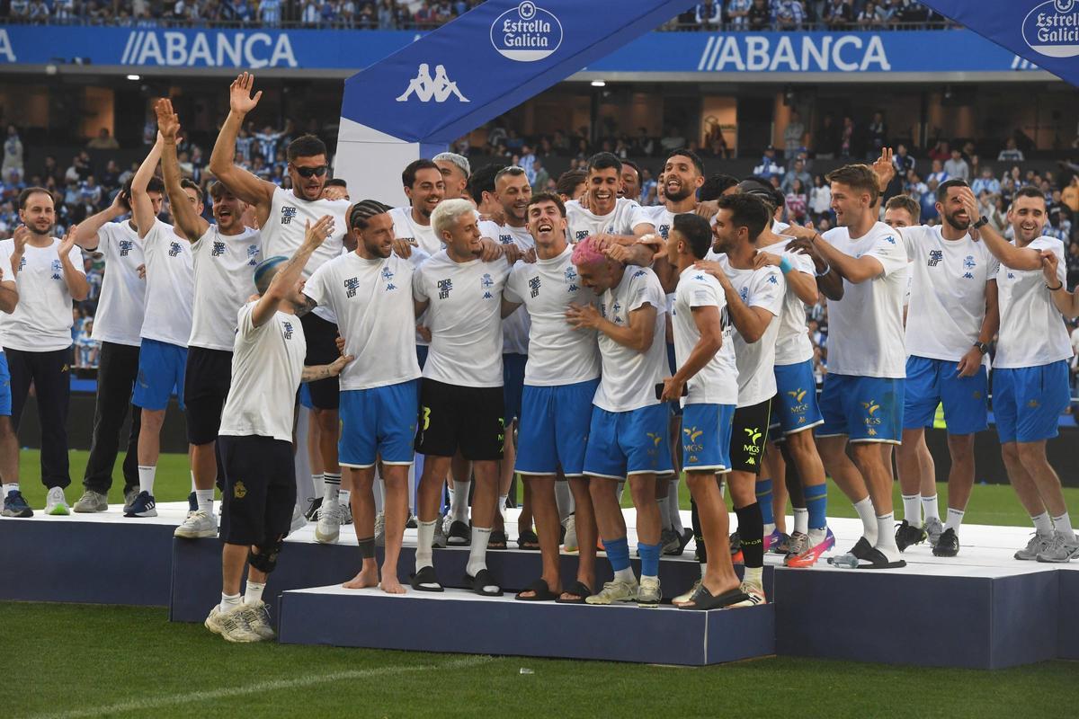 Así fue la invasión de aficionados en el campo en la celebración tras el partido en Riazor