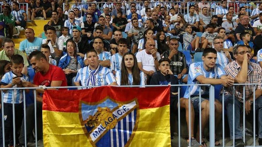 Los aficionados blanquiazules, durante un partido en La Rosaleda.