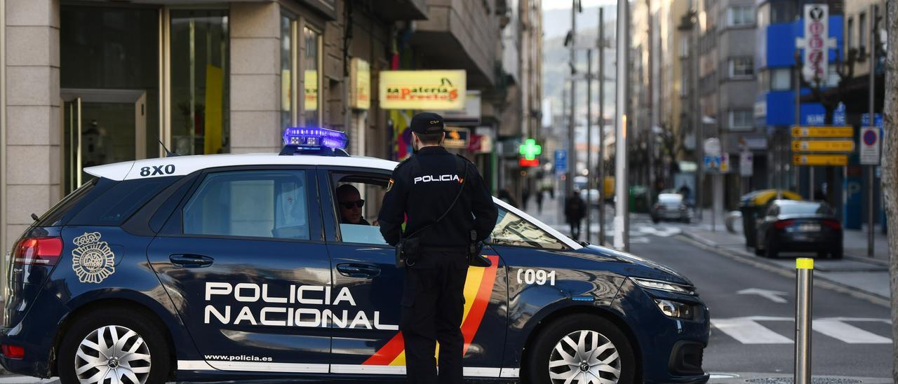 La Policía Nacional en una calle comercial de Pontevedra