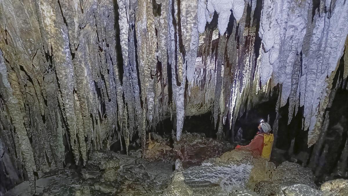 Espeleólogos en una cueva
