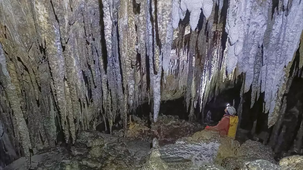 Muere una espeleóloga tras caer a 128 metros de profundidad en una cueva de Tortosa