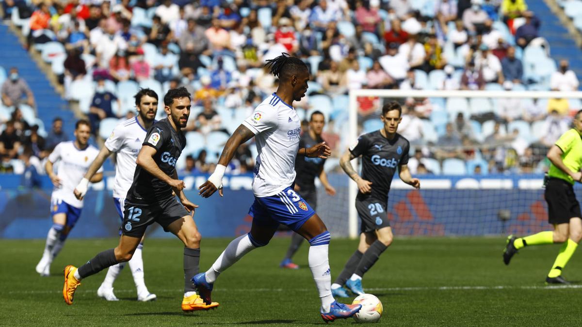 Jair controla un balón en un momento del partido.