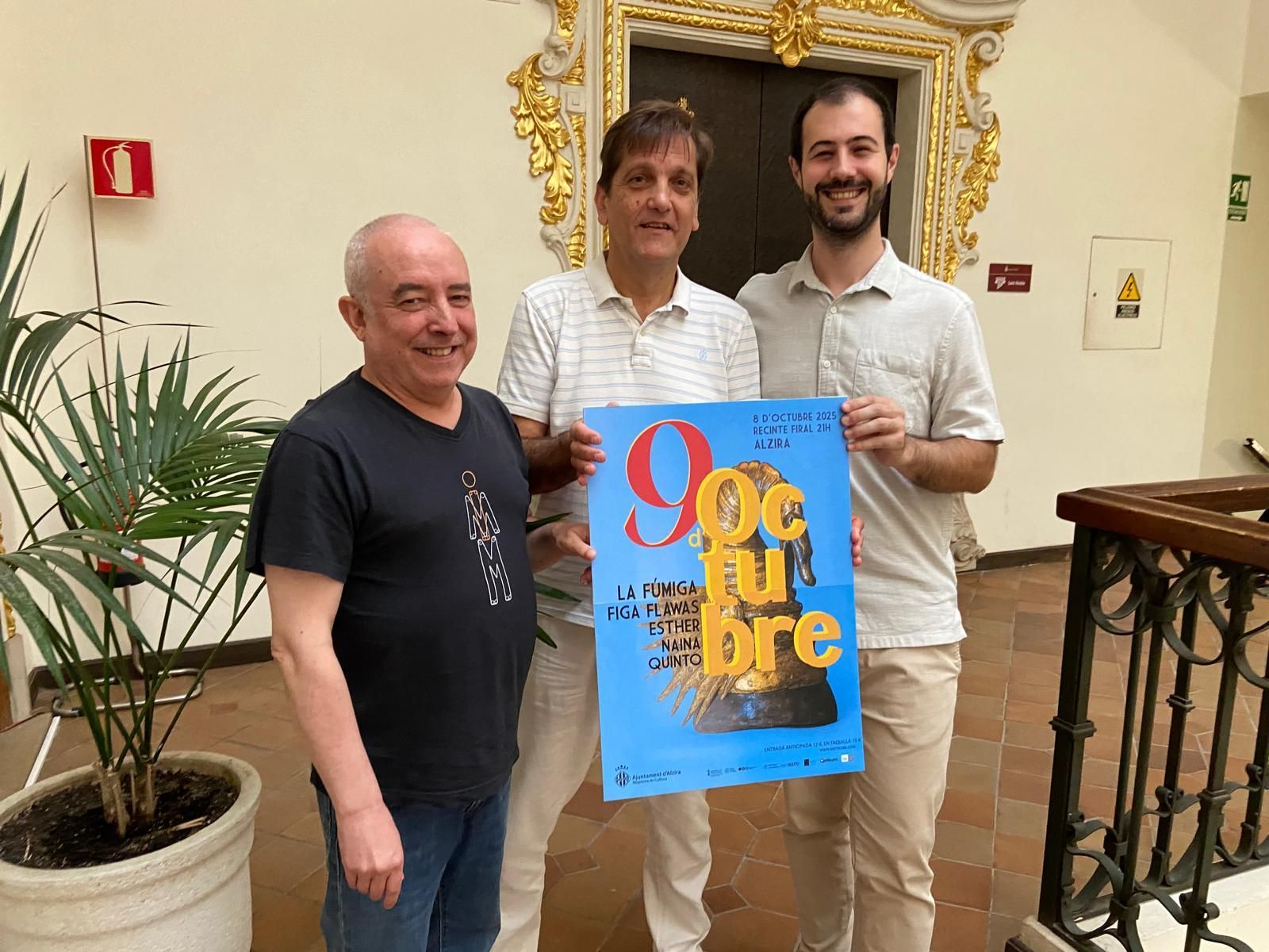 L'alcalde d'Alzira, Alfons Domínguez, i els regidors Isarel Pérez i Xavi Pérez, mostren el cartell del concert del 9 d'Octubre.