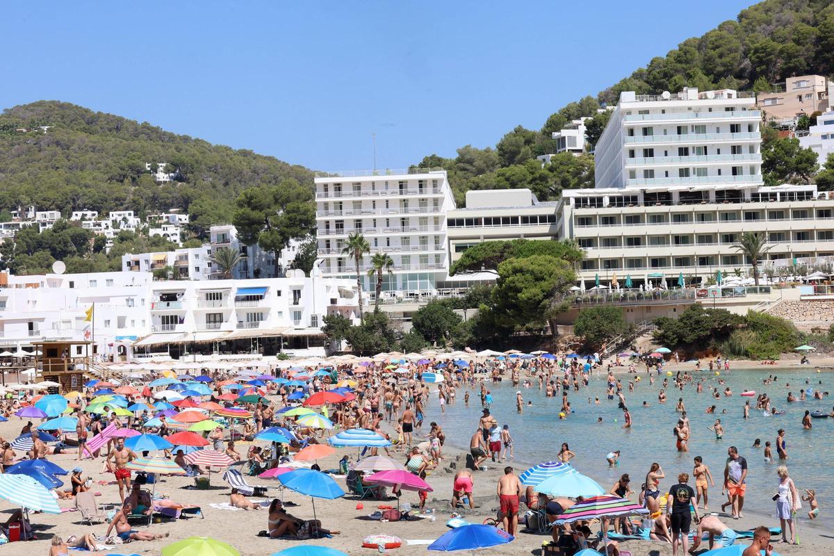 Imagen de archivo de turistas en una playa de Ibiza en temporada.