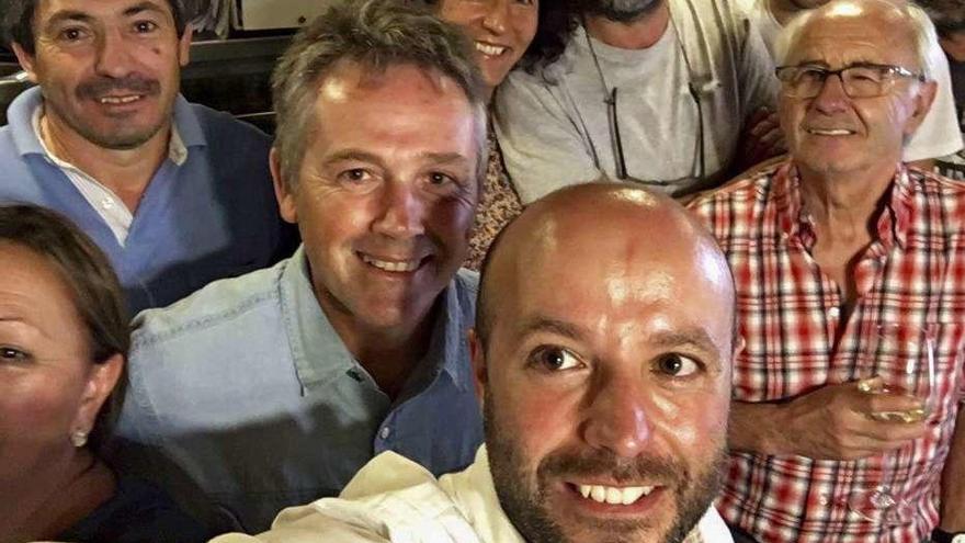 EL SELFIE DEL CANDIDATO  |  Villares nunha taberna de A Fonsagrada (Lugo) coa súa pandilla de amigos de cando foi xuíz na vila. // Luís Villares