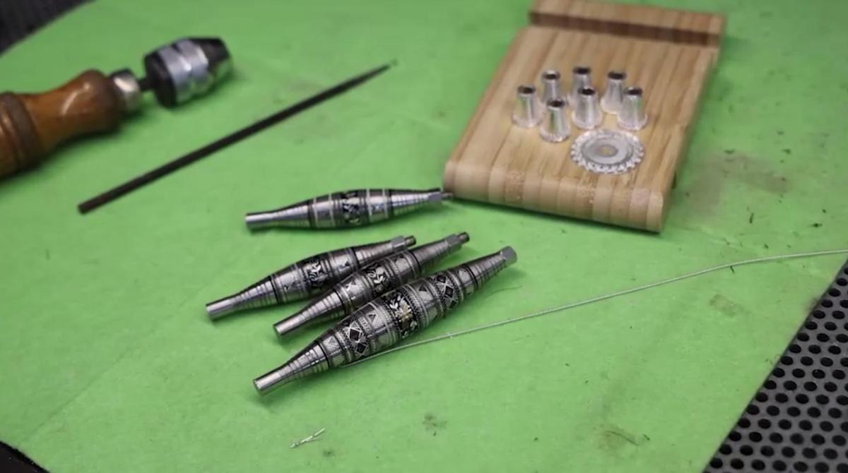 Detalle de los materiales utilizados en la obra: plata, nácar y cuerno de ganado local trabajados de forma artesanal