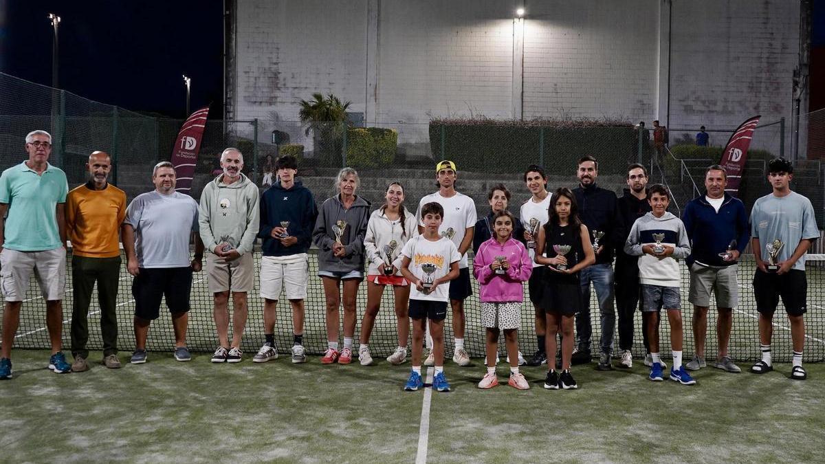 Las ganadores de la cita en la entrega de trofeos.