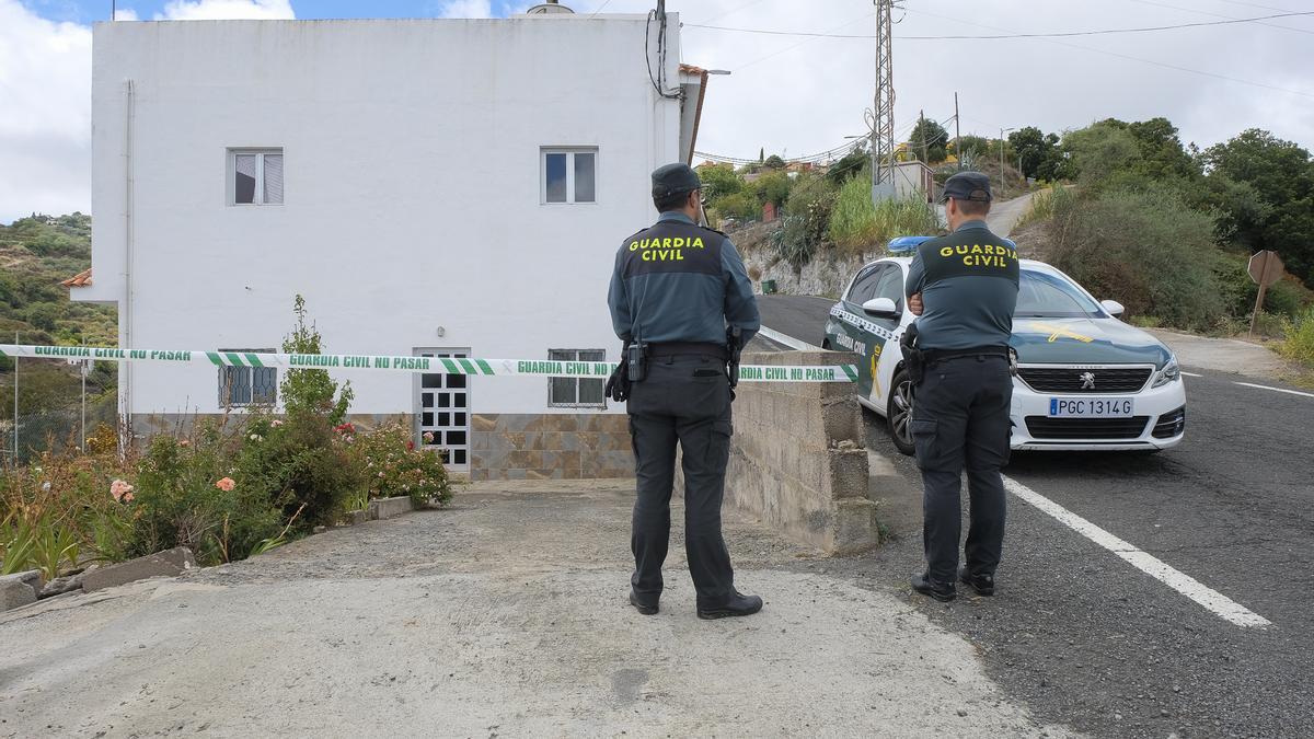 Agentes de la Guardia Civil frente a la vivienda donde ocurrieron los hechos en el barrio de Aríñez.